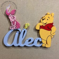 Plaque de porte prénom en bois avec Winnie, Porcinet et le papillon, prénom de couleur parme