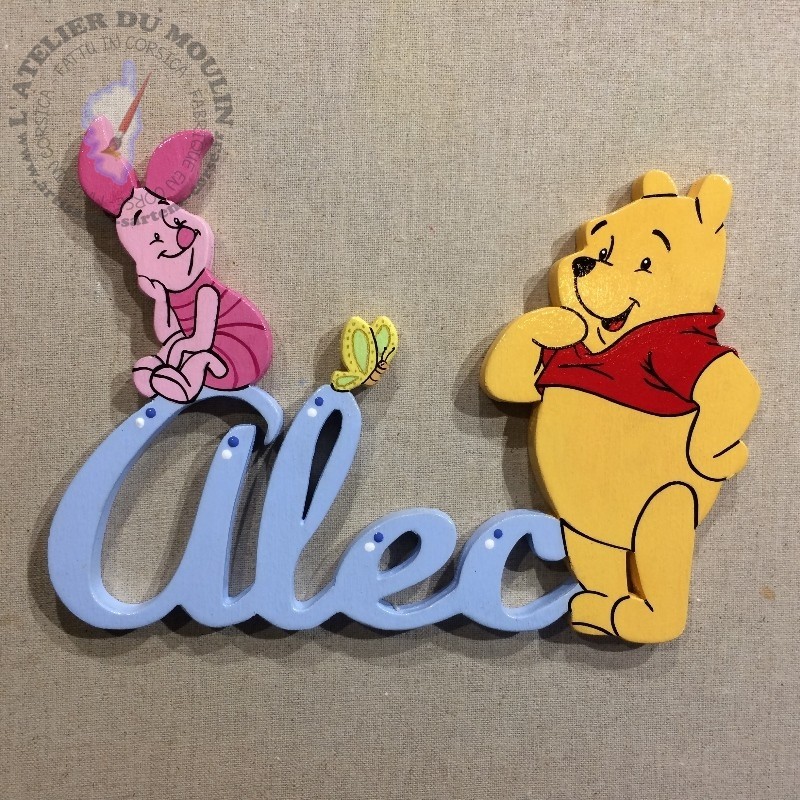 Plaque de porte prénom en bois avec Winnie, Porcinet et le papillon, prénom de couleur parme