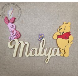 Plaque de porte avec Winnie et Porcinet et le prénom de couleur jaune bouton