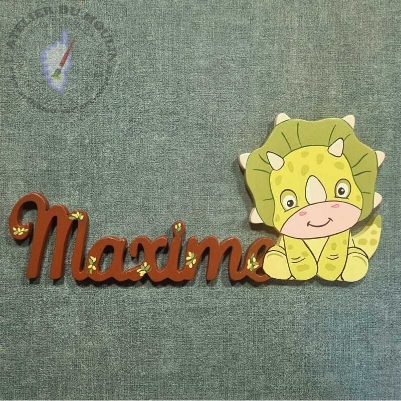 Plaque de porte avec un bébé dinosaure, prénom marron et camaïeu de verts