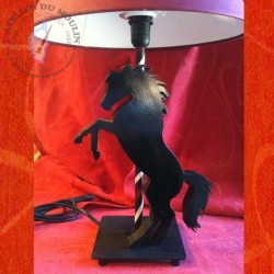 Lampe de chevet au fier cheval noir !